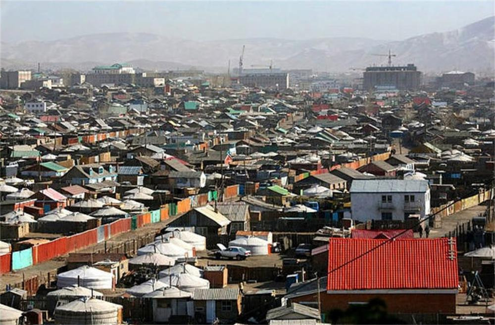 САР ШИНЭЭР ХАШААНЫ ХААЛГАА НЭЭХИЙГ УРИАЛЖ БАЙНА